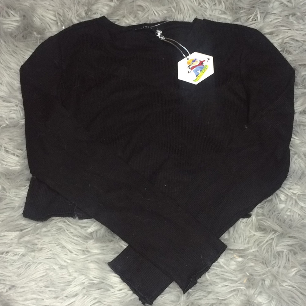 NEW Level up plain black crop long sleeve top